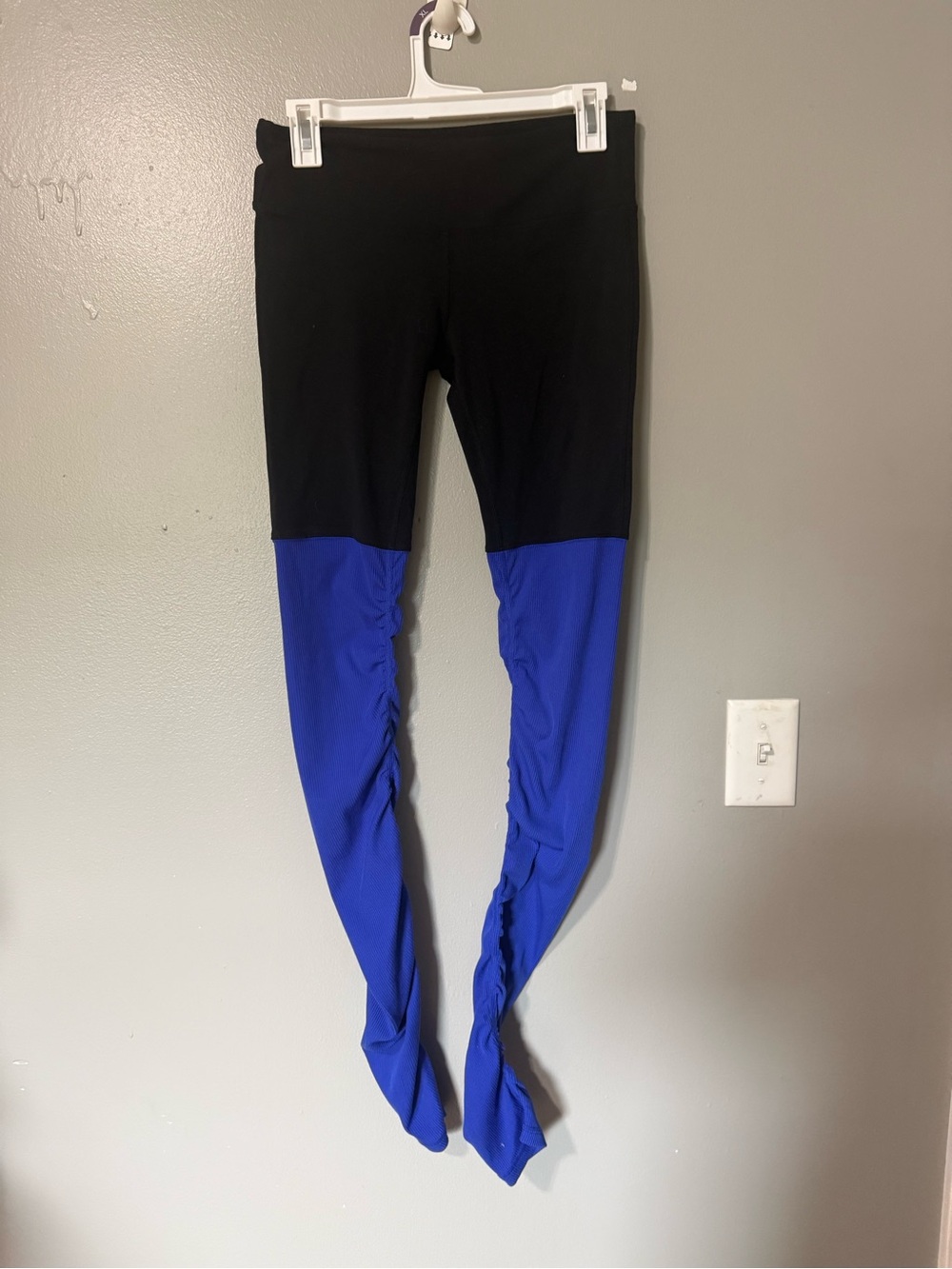 Alo Yoga High-Waist Goddess Leggings in Black and Royal/Electric Blue size M